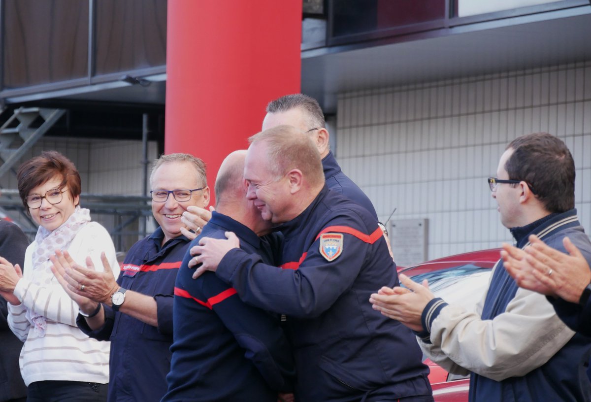 SDIS41's tweet photo. Ce lundi 30 septembre, le Lieutenant-Colonel Hervé Le Bris a pris sa retraite. Il a consacré 17 années au SDIS 41, où il a occupé 3 postes clés, notamment depuis 2020 celui de chef du groupement territorial nord. L’ensemble du personnel a marqué symboliquement son départ. https://t.co/Ho9wJL034S