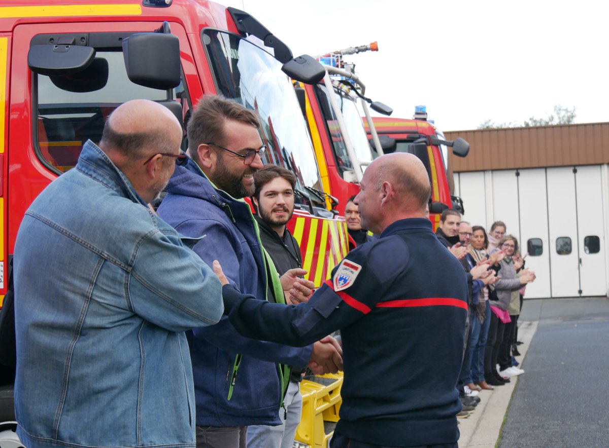 SDIS41's tweet photo. Ce lundi 30 septembre, le Lieutenant-Colonel Hervé Le Bris a pris sa retraite. Il a consacré 17 années au SDIS 41, où il a occupé 3 postes clés, notamment depuis 2020 celui de chef du groupement territorial nord. L’ensemble du personnel a marqué symboliquement son départ. https://t.co/Ho9wJL034S