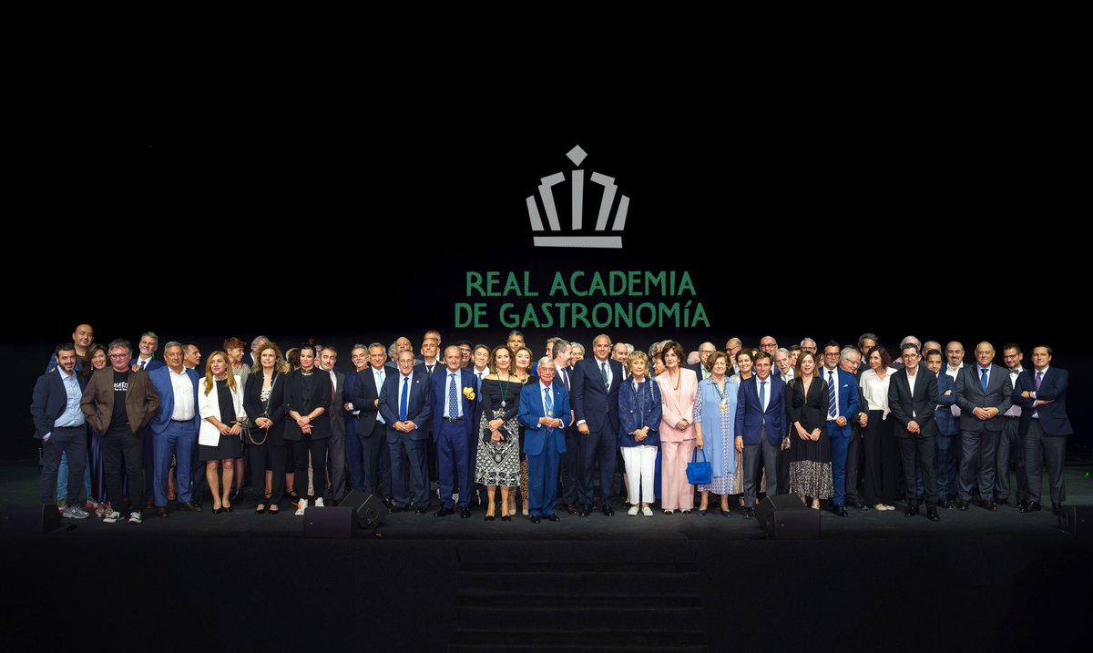 Madridiario's tweet photo. #Gastronomía La Real Academia de Gastronomía celebra el 50 aniversario de sus Premios Nacionales en el @Teatro_Real https://t.co/rxLqUbpwXR #Madridiario https://t.co/vv2eX0IYvF