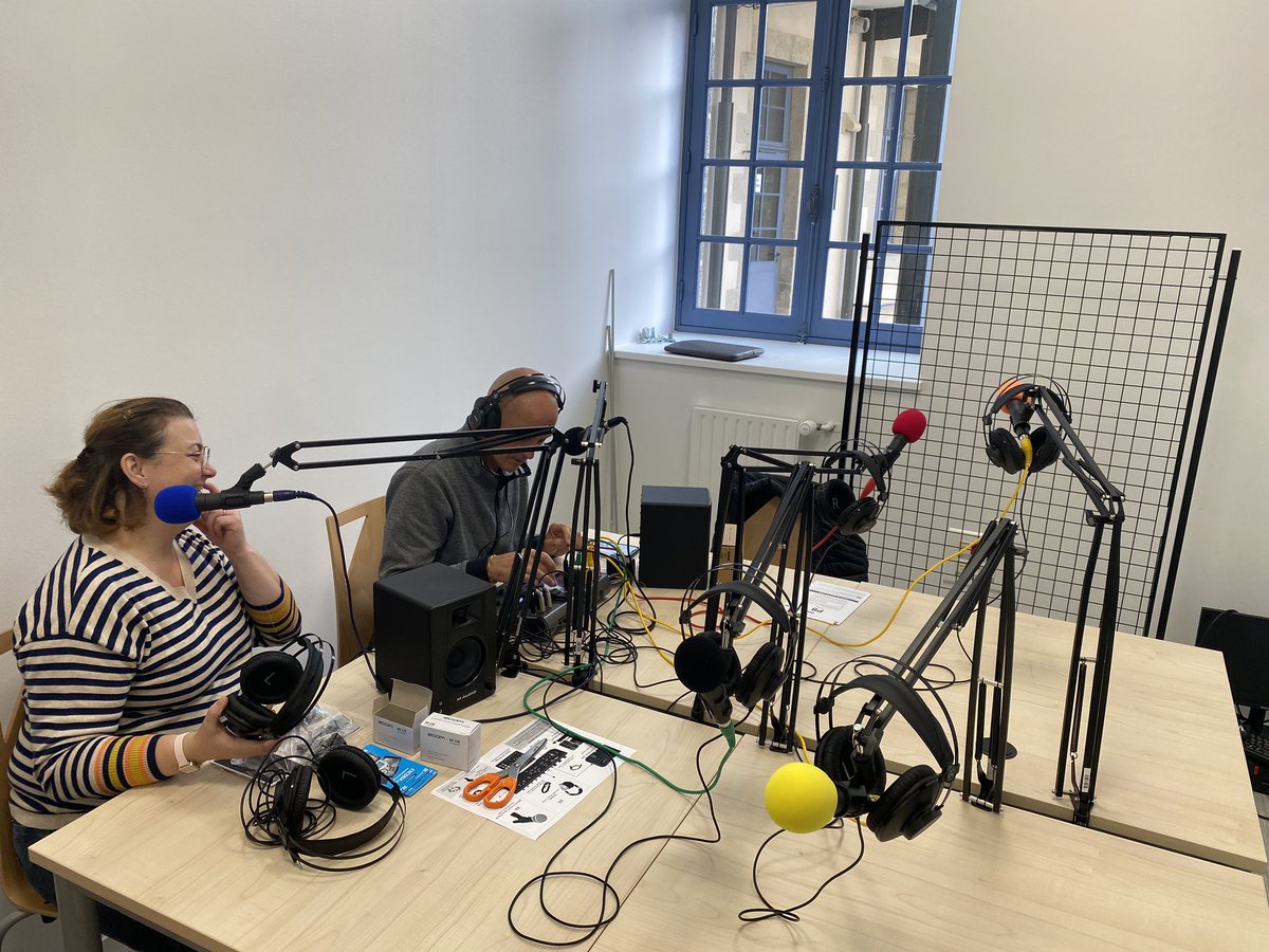 ClgFerry's tweet photo. Installation de la #webradio grace au #TNE #CD29 #acrennes https://t.co/jXoGAu4M1K