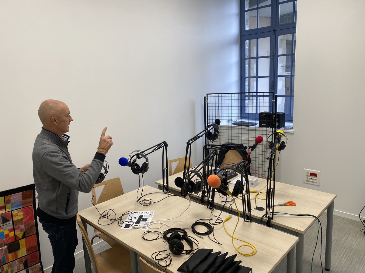 ClgFerry's tweet photo. Installation de la #webradio grace au #TNE #CD29 #acrennes https://t.co/jXoGAu4M1K