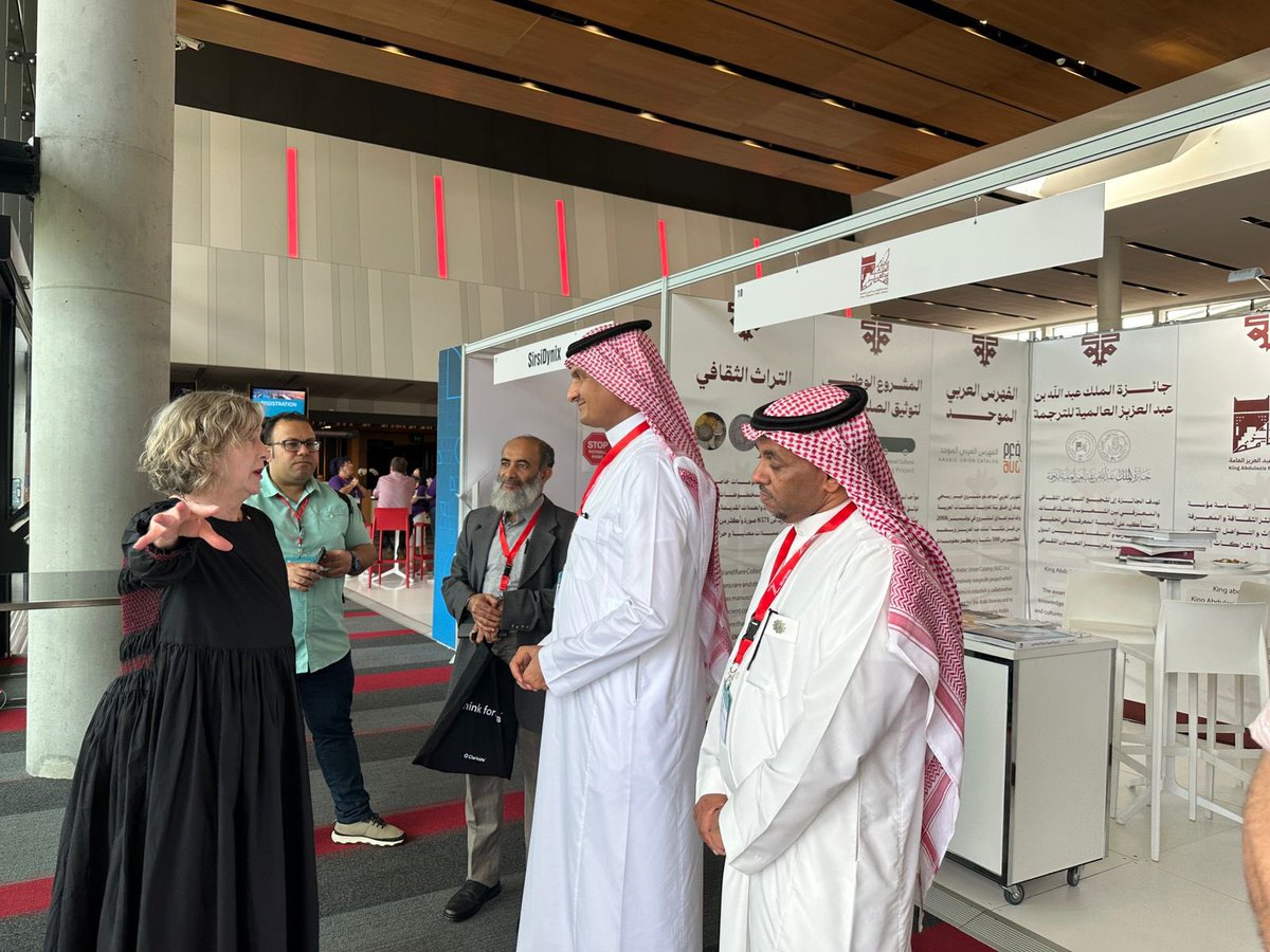 KAPLibrary's tweet image. السيدة Vicki McDonald ، رئيسة الاتحاد الدولي لجمعيات ومؤسسات المكتبات (إفلا) @IFLA 
تزور جناح المكتبة المشارك في مؤتمر الاتحاد الدولي للمكتبات والمعلومات بمدينة بيرسبن في استراليا،  وتناقش مع مدير عام المكتبة سبل التعاون المشترك في مجال تقنية المكتبات والمعلومات.