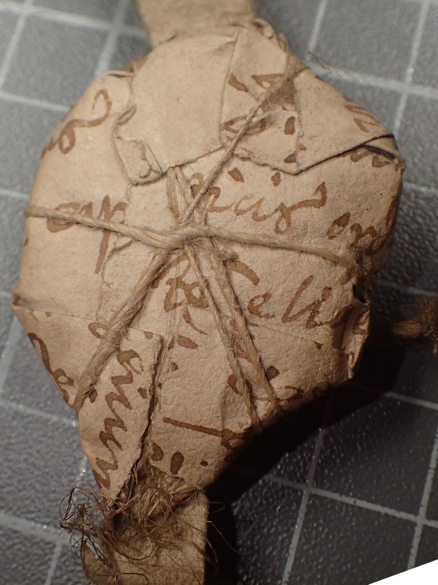 #LeSceauDuMardi est entouré de mystère avec ce sceau de l’Officialité de Bâle ! Emballé en parchemin recyclé et noué – il ne manque que le nœud décoratif ! 🎁

Trouvée jeudi dernier aux <a href="/Archivesdalsace/">Archives d'Alsace</a>, cette empreinte date de 1302.

tinyurl.com/35y3b4k7