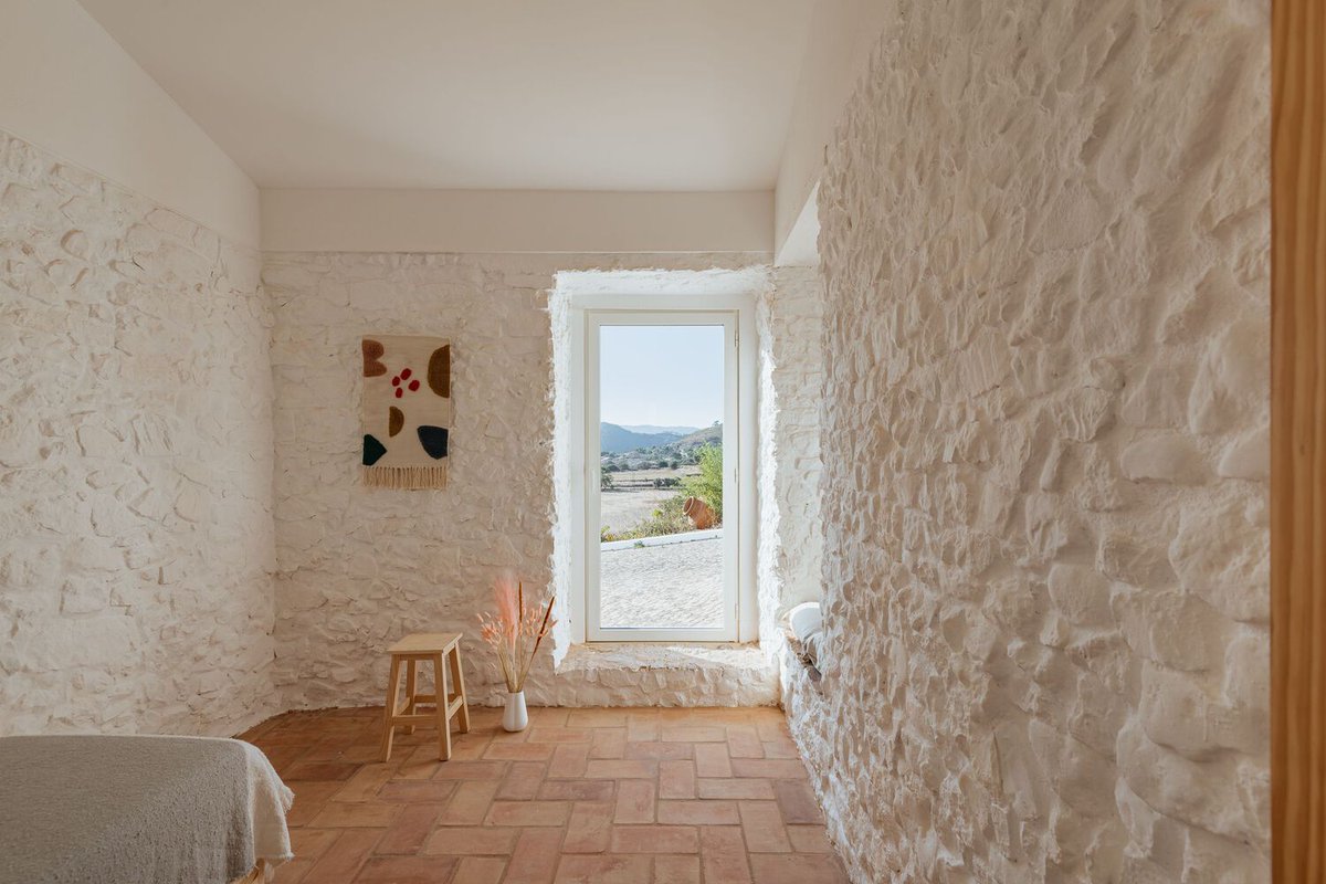 lopedetoledo's tweet photo. En la rehabilitación de esta vivienda en Portugal se han invertido las texturas: rugosas al interior y completamente lisas al exterior.

El contraste es muy atractivo.

[Casa en Silves, BOMO Arquitectos] https://t.co/bR04S42t5F
