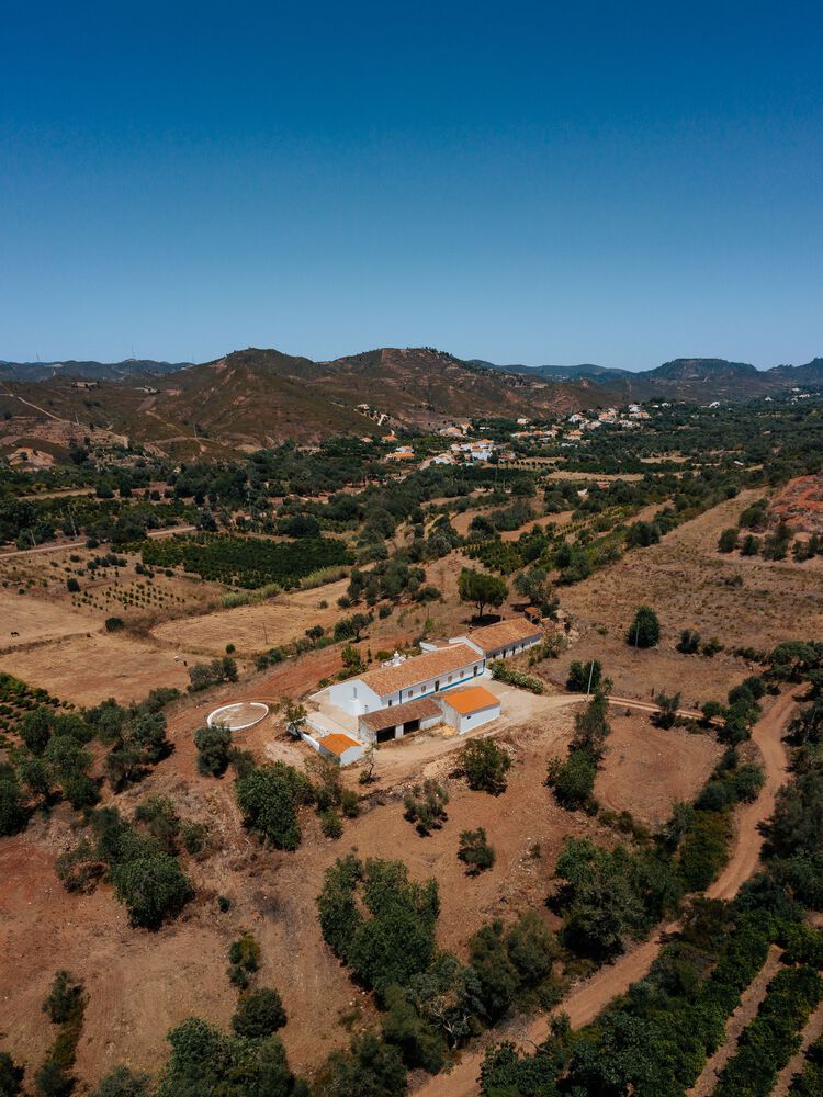 lopedetoledo's tweet photo. En la rehabilitación de esta vivienda en Portugal se han invertido las texturas: rugosas al interior y completamente lisas al exterior.

El contraste es muy atractivo.

[Casa en Silves, BOMO Arquitectos] https://t.co/bR04S42t5F