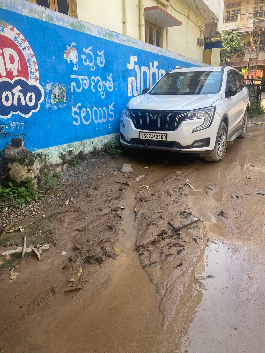 RRewagad's tweet photo. Recent repair work and potholes have created breeding grounds for mosquitoes in our area. The stagnant water is a health hazard! We urge @GHMCOnline @CommissionrGHMC @gadwalvijayainc to organize a cleanup drive in manjira pipeline road, enginees enclave road 6, chandanagar. https://t.co/7Xl5MCZdft