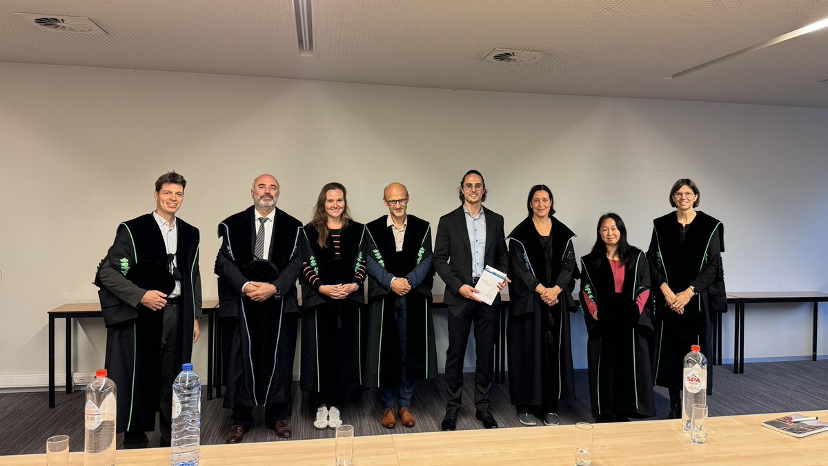 KULeuvenGent's tweet photo. Een dikke proficiat aan Alex Marinšek, die recent zijn doctoraat met succes verdedigde 🎉 Tijdens zijn doctoraat onderzocht hij hoe millimetergolf (mmWave) de prestatie van extended reality (XR)-systemen kan verbeteren. Een meerwaarde voor de toekomst van draadloze XR-brillen! https://t.co/jJsdwWFf1P