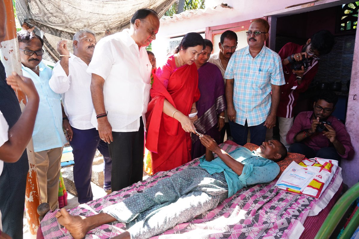 vpr_official_'s tweet photo. బుచ్చిరెడ్డి పాలెం మండలం, టౌన్ పరిధిలోని 19వ వార్డు వవ్వేరు నందు పెన్షన్ పంపిణి కార్యక్రమంలో పాల్గొనడం జరిగింది. 
#NaraChandraBabuNaidu #AndhraPradesh #VemireddyPrashanthiReddy #vemireddyprabhakarreddy #KovurMLA #TDP #CBN #Team_VPR https://t.co/lnRd2Q4obz