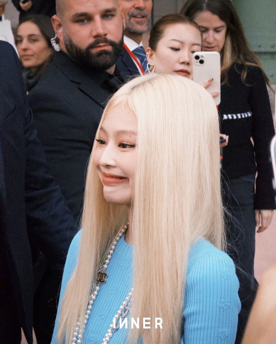 NEWSJENNlE's tweet photo. 📸 241001 #JENNIE (@jennierubyjane) attends SS25 CHANEL Show at Paris Fashion Week

JENNIE FOR CHANEL
#JENNIExCHANELSS25 https://t.co/GTpCU1yzxO