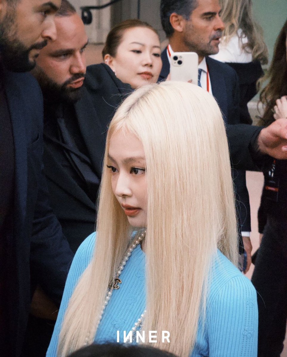 NEWSJENNlE's tweet photo. 📸 241001 #JENNIE (@jennierubyjane) attends SS25 CHANEL Show at Paris Fashion Week

JENNIE FOR CHANEL
#JENNIExCHANELSS25 https://t.co/GTpCU1yzxO
