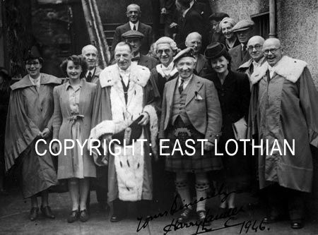 💡#LocalHistory Spotlight: Programme booklet for a celebrity concert at the Regal Cinema, #Musselburgh in 1941 to help war charities. Check out page signed by Sir Harry Lauder and image of his visit to #NorthBerwick in 1946!✨