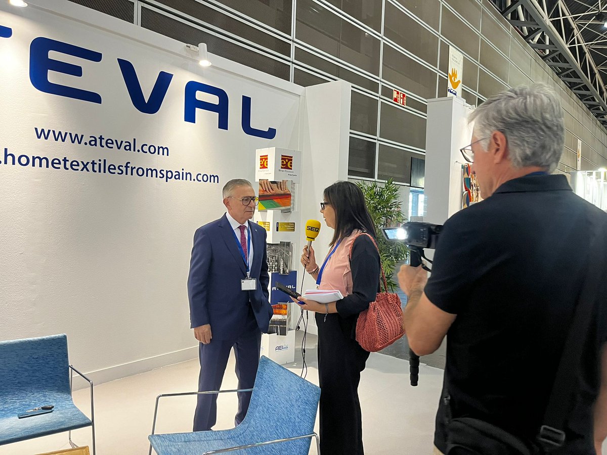 La visita institucional y la atención a medios ha marcado la segunda jornada de <a href="/Textilhogar_HTP/">Textilhogar | HOME TEXTILES PREMIUM</a> 
Una edición que confirma las expectativas de público que se tenían, con un 30% más durante  el primer día que el año pasado, y que desde <a href="/atevaltextil/">ATEVAL</a> estamos viviendo con optimismo.