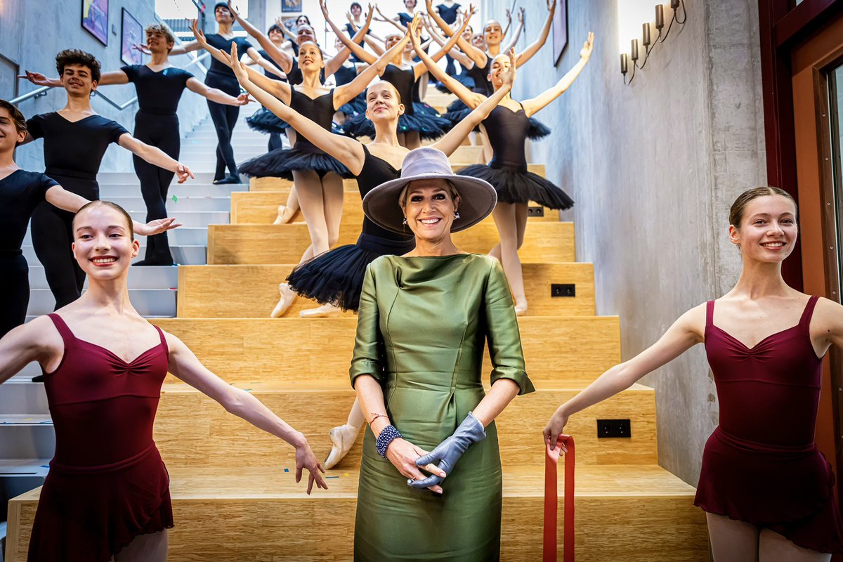Het nieuwe gebouw van de Nationale Balletacademie is geopend! Leerlingen en studenten dansen na een zoektocht van meer dan tien jaar in één gebouw. Koningin Máxima opent de academie, bekijkt diverse optredens en bezoekt repetities. koninklijkhuis.nl/actueel/nieuws…