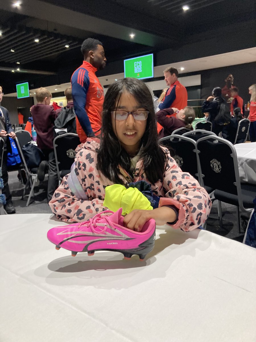 Orchards_School's tweet image. What an amazing day at Old Trafford on the eco reds trip! The children asked some fantastic questions and learned all about recycling. 🌱 #MU_Foundation #globalcitizens @BrightFuturesET