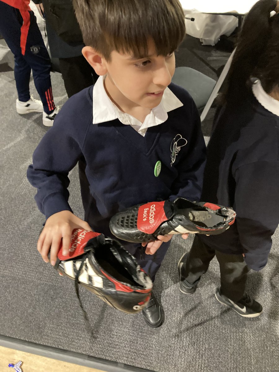 Orchards_School's tweet image. What an amazing day at Old Trafford on the eco reds trip! The children asked some fantastic questions and learned all about recycling. 🌱 #MU_Foundation #globalcitizens @BrightFuturesET