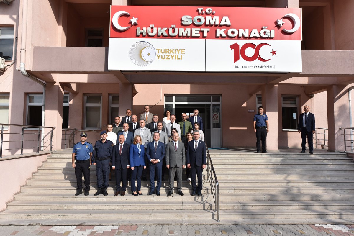 📍Soma 

Valimiz Vahdettin Özkan, bölgedeki potansiyeli ve ihtiyaçları yerinde görmek amacıyla ilçe ziyaretlerine devam ediyor. 

Soma Kaymakamlığını ziyaret eden Vali Özkan, Kaymakam Fatih Akkaya ve ilçe kurumlarıyla ilçenin potansiyeli ve yapılan çalışmaları değerlendirdi.