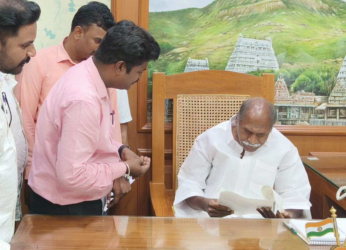 PPTJApuducherry's tweet photo. உடல் நலக்குறைவால் பாதிக்கப்பட்டு உயிரிழந்த @PTTVOnlineNews தொலைக்காட்சியின் செய்தியாளர் அப்துல் ரகுமானின் குடும்பத்திற்கு அரசு சார்பில் 10 லட்சம் ரூபாய் நிதியுதவி வழங்க வேண்டும் என வலியுறுத்தி துணைநிலை ஆளுநர் மற்றும் முதலமைச்சரிடம் நமது சங்கம் சார்பில் மனு அளிக்கப்பட்டது.(1/2) https://t.co/sQEw4trKiY