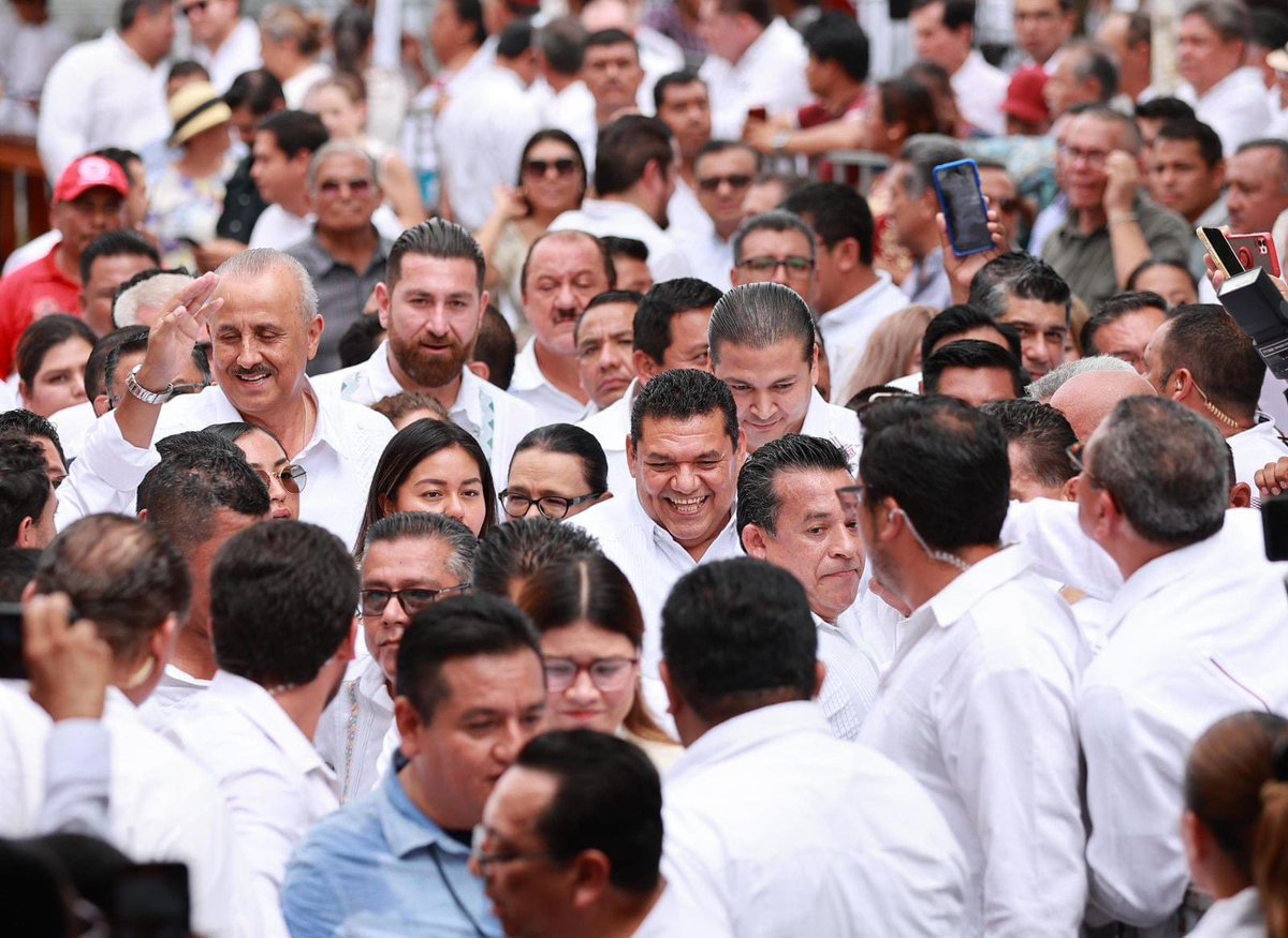 Tuve el honor de acompañar a <a href="/TabascoJavier/">JAVIER MAY</a> en su toma de protesta como Gobernador Constitucional de Tabasco. Estoy convencido que lo mejor está por venir para nuestro estado. ¡Enhorabuena! 🫱🏻‍🫲🏼