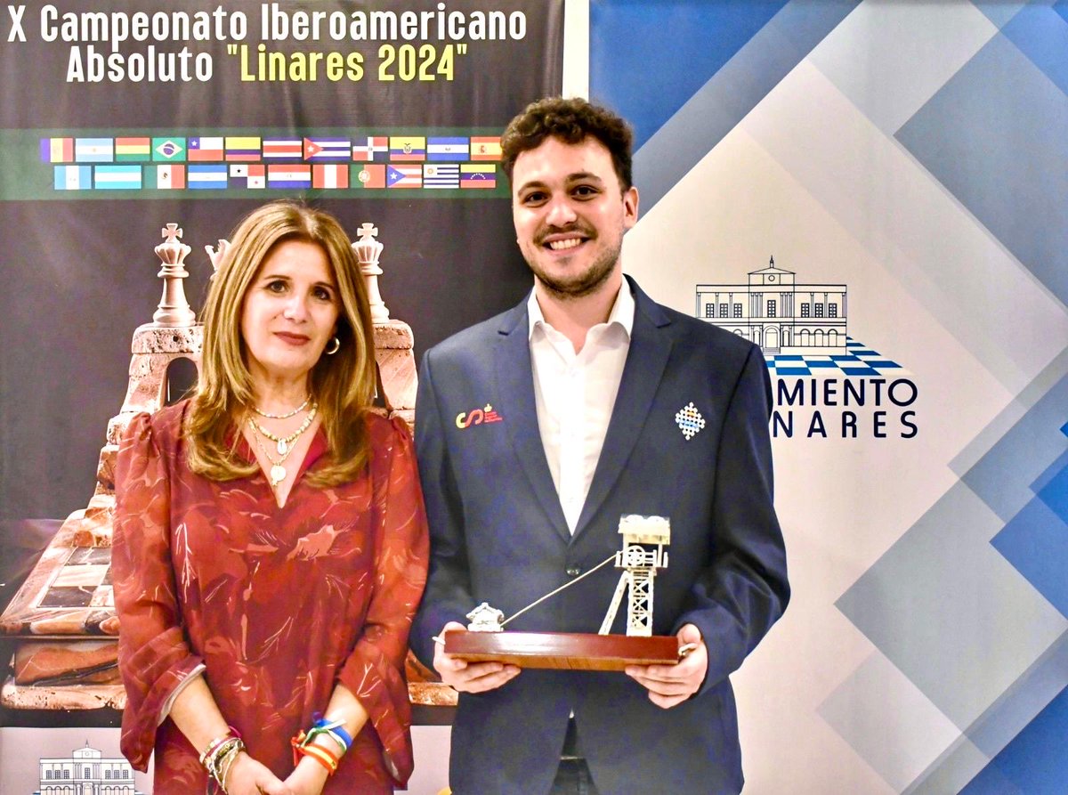 Javier Ochoa de Echagüen (@echaguen) on Twitter photo El GM Alan Pichot nuevo campeón iberoamericano. Enhorabuena!! En la foto con Auxi Del Olmo, alcaldesa de Linares. Gran éxito de nuestros representantes, con Daniel García Ramos sub campeón (y norma de GM) y primera clasificada femenina <a href="/AjedrezEspanola/">FederacionEspañolaAjedrez</a> <a href="/alan_pichot1/">Alan Pichot</a> El GM Alan Pichot nuevo campeón iberoamericano. Enhorabuena!! En la foto con Auxi Del Olmo, alcaldesa de Linares. Gran éxito de nuestros representantes, con Daniel García Ramos sub campeón (y norma de GM) y primera clasificada femenina <a href="/AjedrezEspanola/">FederacionEspañolaAjedrez</a> <a href="/alan_pichot1/">Alan Pichot</a>