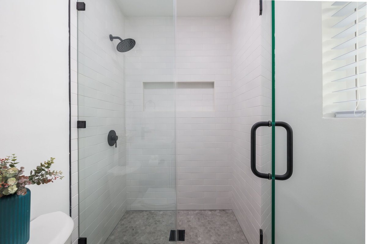 Catalyst_Texas's tweet image. The simplicity of a monochromatic bathroom 🤍🩶🖤
.
#BathroomRemodel #CatalystAustin #FullHomeRenovation
catalystaustin.com/5-remodeling-m…