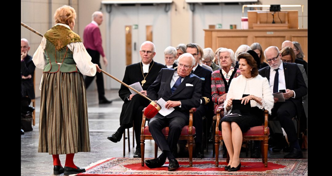 Genialisk bild fångad av fotografen Christine Olsson från gudstjänsten vid kyrkomötets öppnande.