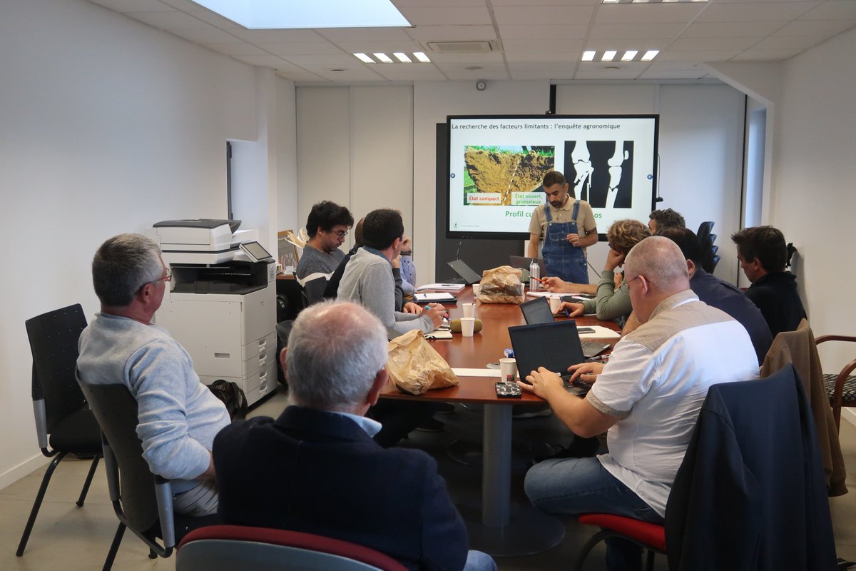 Mardi dernier, UPL a organisé sa 1ère formation sur la santé des sols, un pilier de notre démarche carbone. Merci à Icosysteme, Benoît Chorrot et aux agriculteurs pour ces échanges riches. Ensemble, nous avançons vers le Gigaton Carbon Goal ! 🌍 
#AgricultureDurable #SantéDesSols