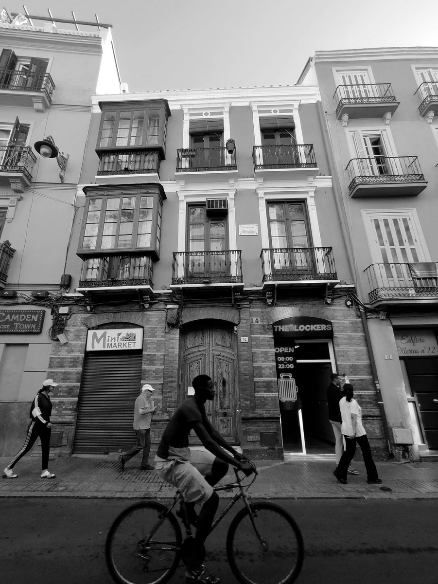 Hoy he paseado por mi antiguo barrio en el centro de Málaga. Mucho candado de acceso a piso turístico. Negocios que ahora son Lockers. 

Qué pena.