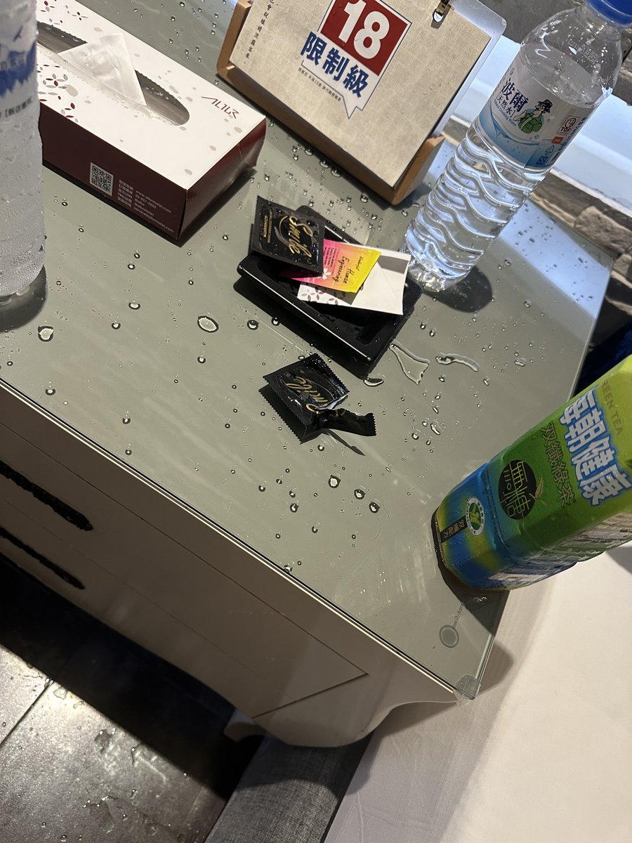 放颱風假，
就是要來玩水的，
噴的到處都是😂

#感覺派戀愛感人妻💋
更多色色在Fansone🥰