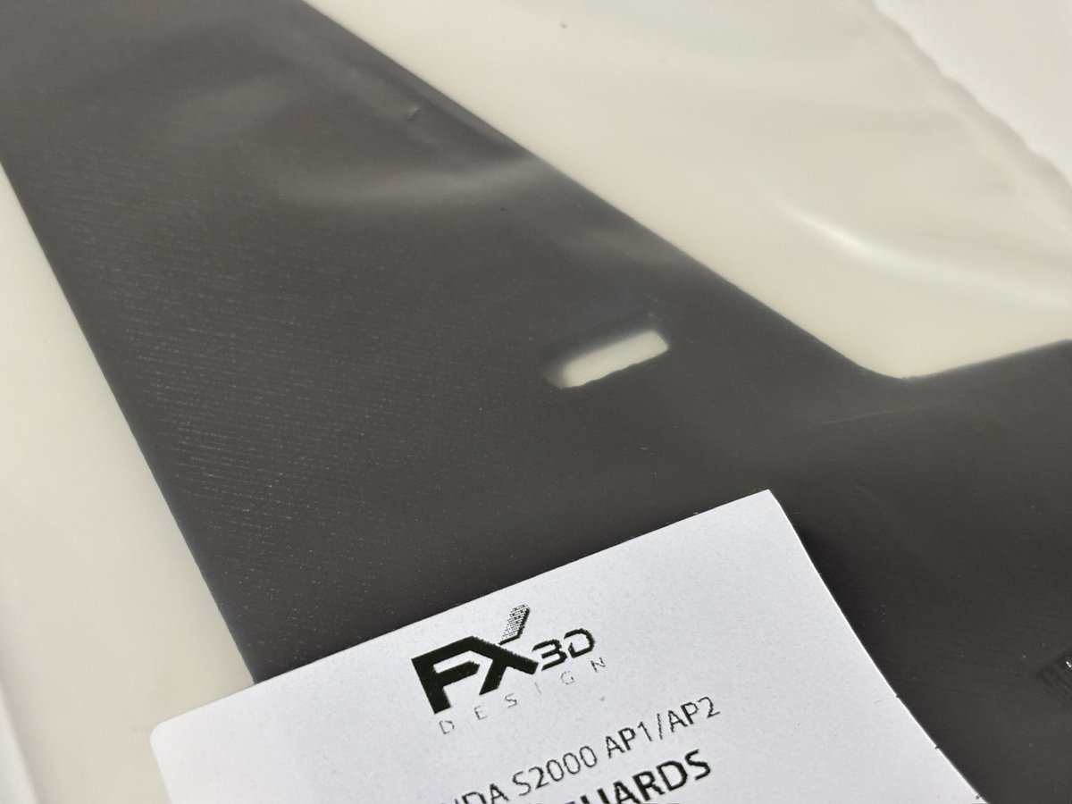 Graphite_One's tweet photo. 🇨🇦からS2用マッドガードが届きました
肉厚で柔軟性があり重量感がある樹脂に、細かいシボとFX3Dのロゴが刻印してあり、切断面も綺麗で全体的にとても作りが良いです
これまで購入したZL1 AddonsやSukeban Designと比べても最高の質感ですね
これは装着が楽しみです!😆
#AP2 #S2000 #types #FX3D https://t.co/KtZrrlwtpM