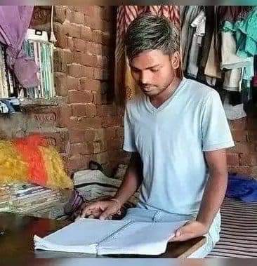TiwariRBL01's tweet photo. ईमानदारी से जवाब देना । 

एक दलित हेलीकॉप्टर में घूमता है और एक महादलित अतुल कुमार को IIT में एडमिशन की जमा करने के पैसे नहीं है । 

आरक्षण किसको मिलना चाहिए आप लोग बताये ?? https://t.co/jS5vOeaRGT