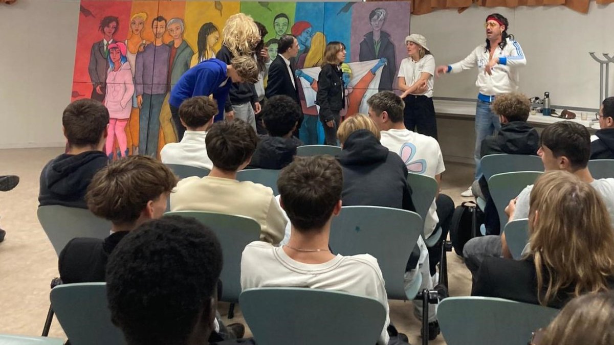 CTrimaran's tweet photo. Notre équipe à interprété "Nous Sommes Tous..." au lycée Darmanté de Capbreton, ils y ont partagé la scène avec un groupe sympathique et énergique. Les débats étaient animés avec de nombreux échanges contradictoires entre jeunes. 👏👏
@Sports_gouv @DILCRAH @UNFP @NvelleAquitaine https://t.co/ABGReMAkqu