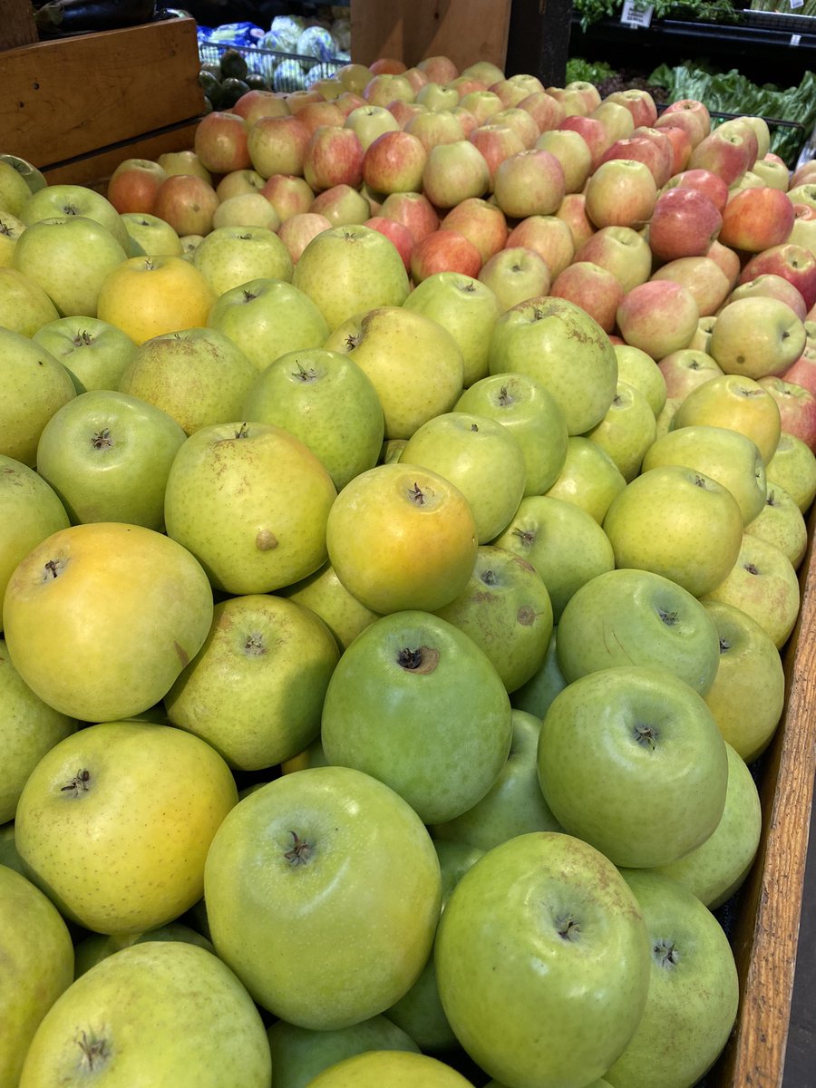 We have even more varieties like Granny Smith (great for baking 🥧) and Cameo in our farm market. Don’t sleep on thiss Cameo apples! They’re one of our staff favorites!