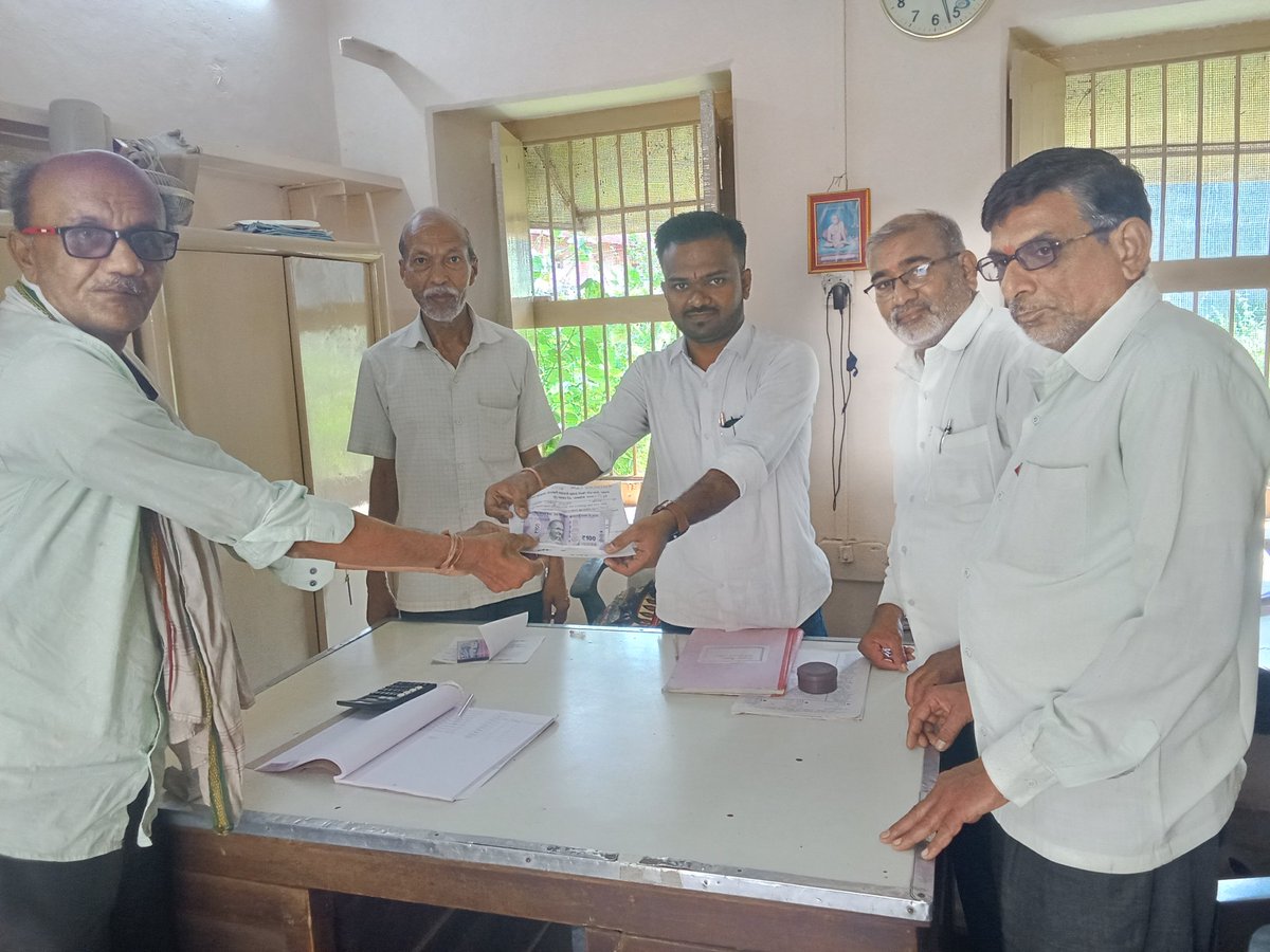 यावल तालुका शेतकरी खरेदी विक्री संघातर्फे सभासदांना 10% लाभांश वाटप आजपासून सुरू करण्यात आला त्यांवये प्रथम आलेले सभासद जयंत दादा महाजन सातोद यांना संघाचे युवा उपसभापती तेजस पाटील यांच्या हस्ते लाभांश देण्यात आला मॅनेजर संजय जी भोईटे सुरेश जी यावलकर रामचंद्र जी भोईटे उपस्थित होते