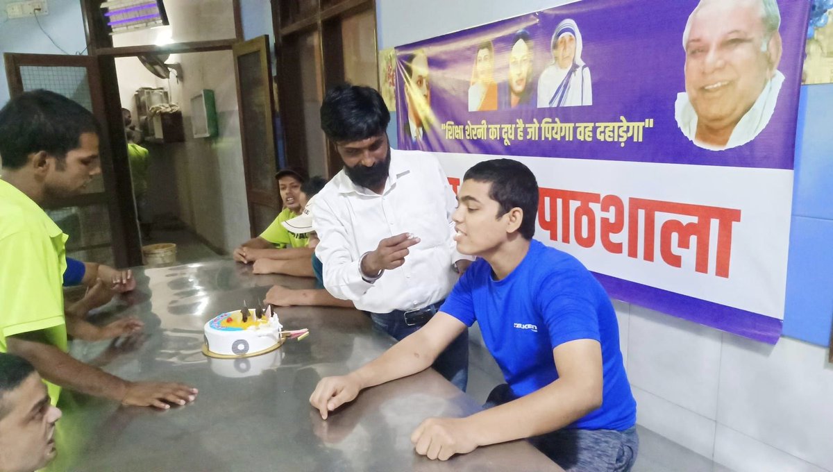 आज #भीमसेना का #14वां स्थापना #भीम_सेना_दिवस #भीम_सेना_पाठशाला की मूक-बाधिर दिव्यांग शाखा में बहुत शालीनता और सादगी से मनाया गया। अपने बच्चों को गले लगाया, अपने हाथों से खाना और केक खिलाकर 1 अक्टूबर 2024 को भीम सेना की 14वीं वर्षगाँठ मनाई और #सामाजिक_मिशन_2025 को लॉन्च कर दिया।