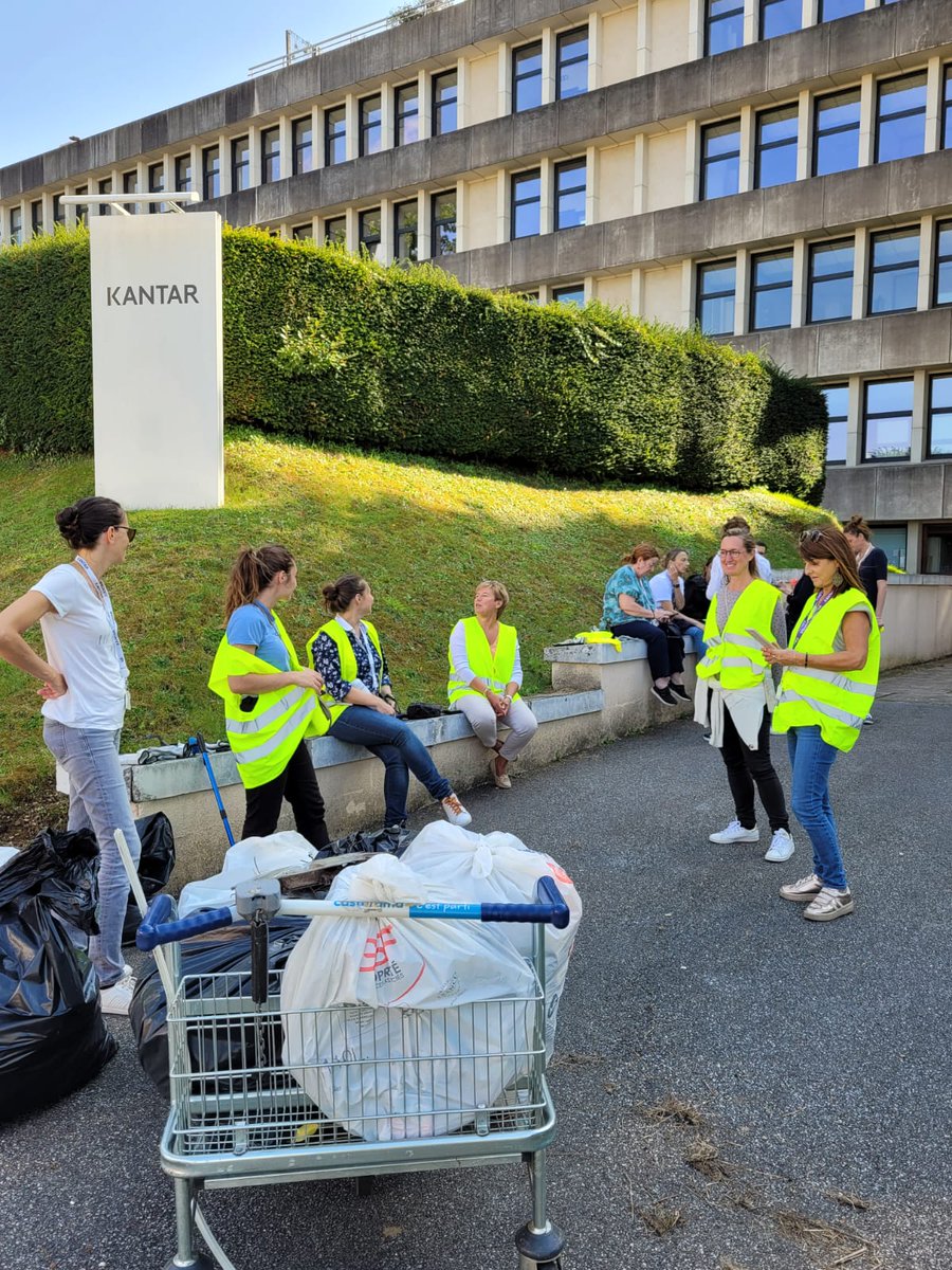 🌍 Kantar Worldpanel se mobilise pour la planète ! 🌱

Le 19 septembre dernier, Kantar Worldpanel France a organisé son tout premier Cleanup Day ! 💪

Une vingtaine de nos collaborateurs bénévoles se sont rassemblés pour nettoyer les abords du centre commercial Carrefour et la