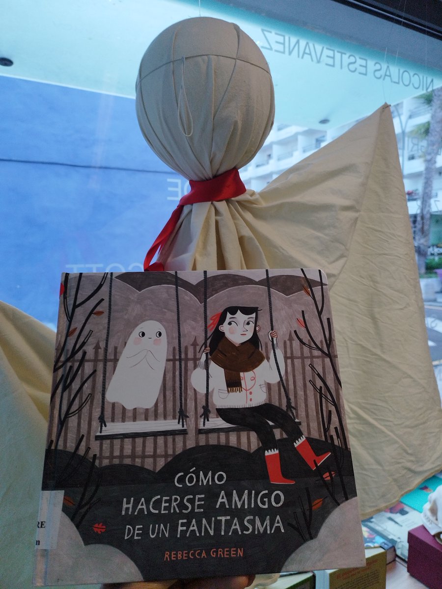 biblioptocruz's tweet photo. Nuestro escaparate en la Sala infantil para este mes de octubre, es un homenaje al cineasta Alfred Hitchcock .
"Alfred era un niño miedoso, le temía a casi todo. Pero encontró en el cine una manera de destapar todos sus terrores y obsesiones mostrándolos en la gran pantalla. https://t.co/r5xaLfqUzv