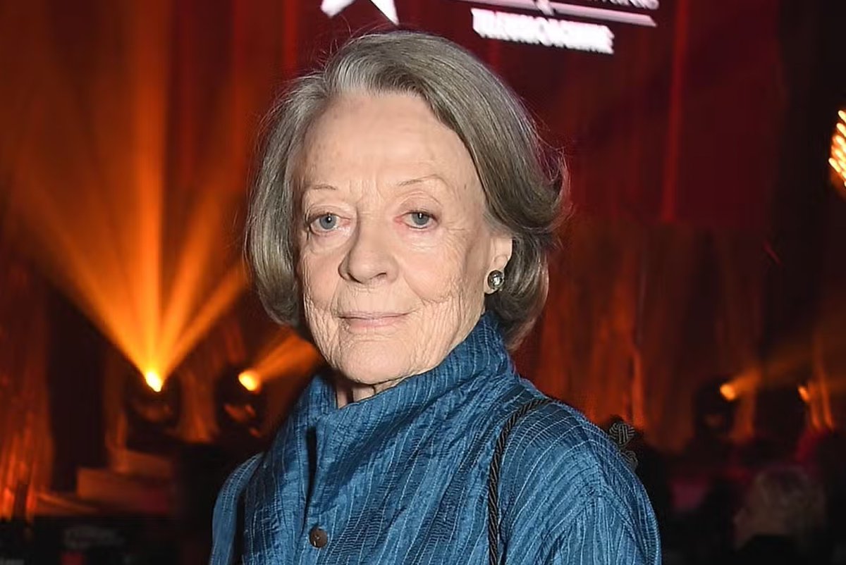 If you’re in the West End tonight for a show or a restaurant, stop for a moment as London’s iconic West End dims its lights at 7pm for two minutes in honour of the beloved late Dame Maggie Smith, who passed away last Friday (September 27) at the age of 89.