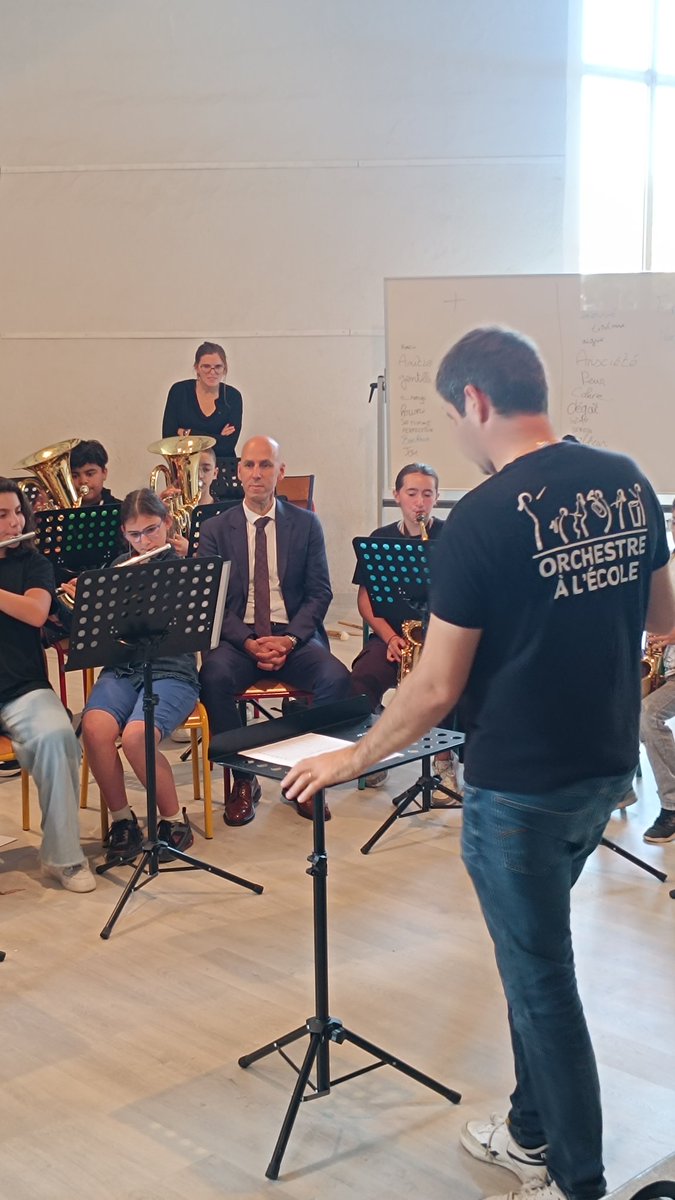 FMespoulede's tweet image. Très honorés de la visite de M. L&apos;IA-DASEN @farid_djemmal au collège @JeanRostandGers en présence M. Le President du CD32. Au programme 
✅ Classe orchestre 
✅ Cours de langue #journeeeuropeennedeslangues 
✅Visite du dispositif ULIS #inclusion
✅ Studio media et projets EDD