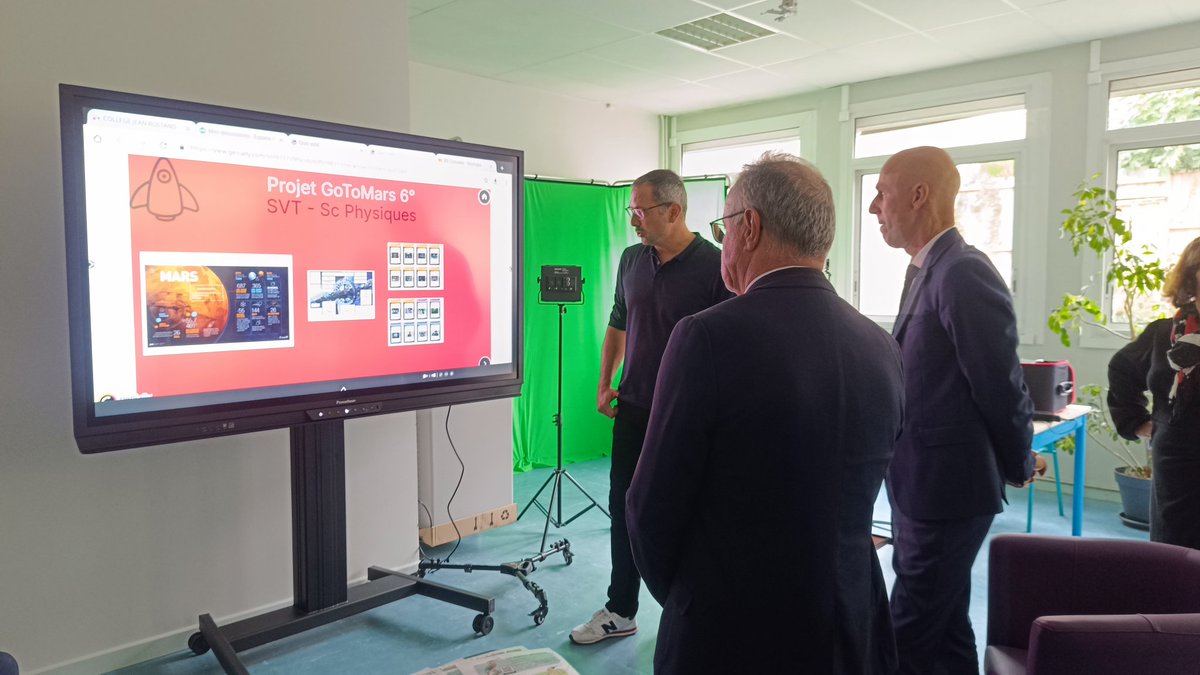 FMespoulede's tweet image. Très honorés de la visite de M. L&apos;IA-DASEN @farid_djemmal au collège @JeanRostandGers en présence M. Le President du CD32. Au programme 
✅ Classe orchestre 
✅ Cours de langue #journeeeuropeennedeslangues 
✅Visite du dispositif ULIS #inclusion
✅ Studio media et projets EDD