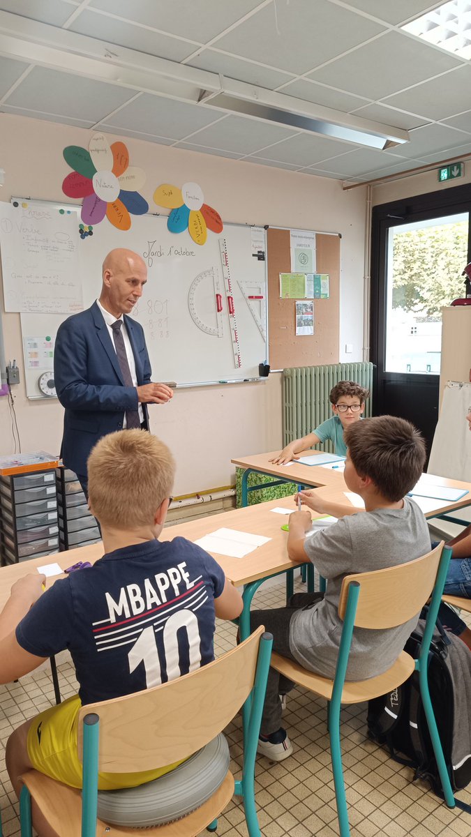 FMespoulede's tweet image. Très honorés de la visite de M. L&apos;IA-DASEN @farid_djemmal au collège @JeanRostandGers en présence M. Le President du CD32. Au programme 
✅ Classe orchestre 
✅ Cours de langue #journeeeuropeennedeslangues 
✅Visite du dispositif ULIS #inclusion
✅ Studio media et projets EDD