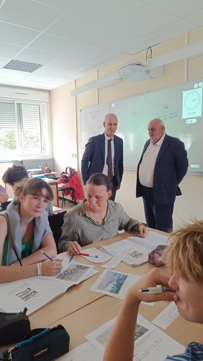 FMespoulede's tweet image. Très honorés de la visite de M. L&apos;IA-DASEN @farid_djemmal au collège @JeanRostandGers en présence M. Le President du CD32. Au programme 
✅ Classe orchestre 
✅ Cours de langue #journeeeuropeennedeslangues 
✅Visite du dispositif ULIS #inclusion
✅ Studio media et projets EDD