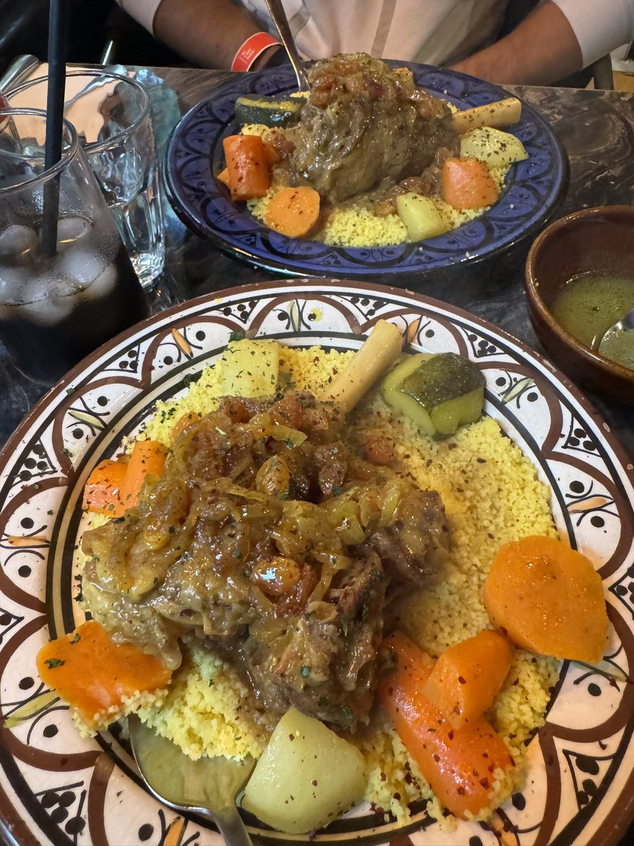 Nos billets 🎫 pour le match récupérés direction Coven Garden pour resto marocain puis va direction Emirates stadium 🏟️ - ICI C’EST PARIS - ce soir nous allons écrire Inchallah l’histoire dans ce stade - allez psg