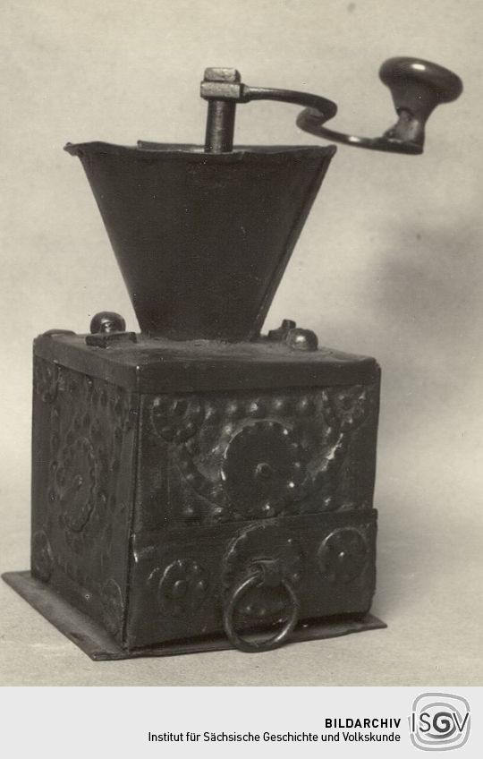 isgv_dd's tweet photo. Heute ist #TagdesKaffees ☕️. Aus diesem Anlass ein Blick in unser #Bildarchiv. Das erste Bild zeigt das Firmenlogo der Ernst Mehnert Kaffeerösterei aus Leipzig. Das zweite eine alte Kaffeemühle aus Metall, die sich 1961 im Schneeberger Museum befand. https://t.co/irM3iH8yvj