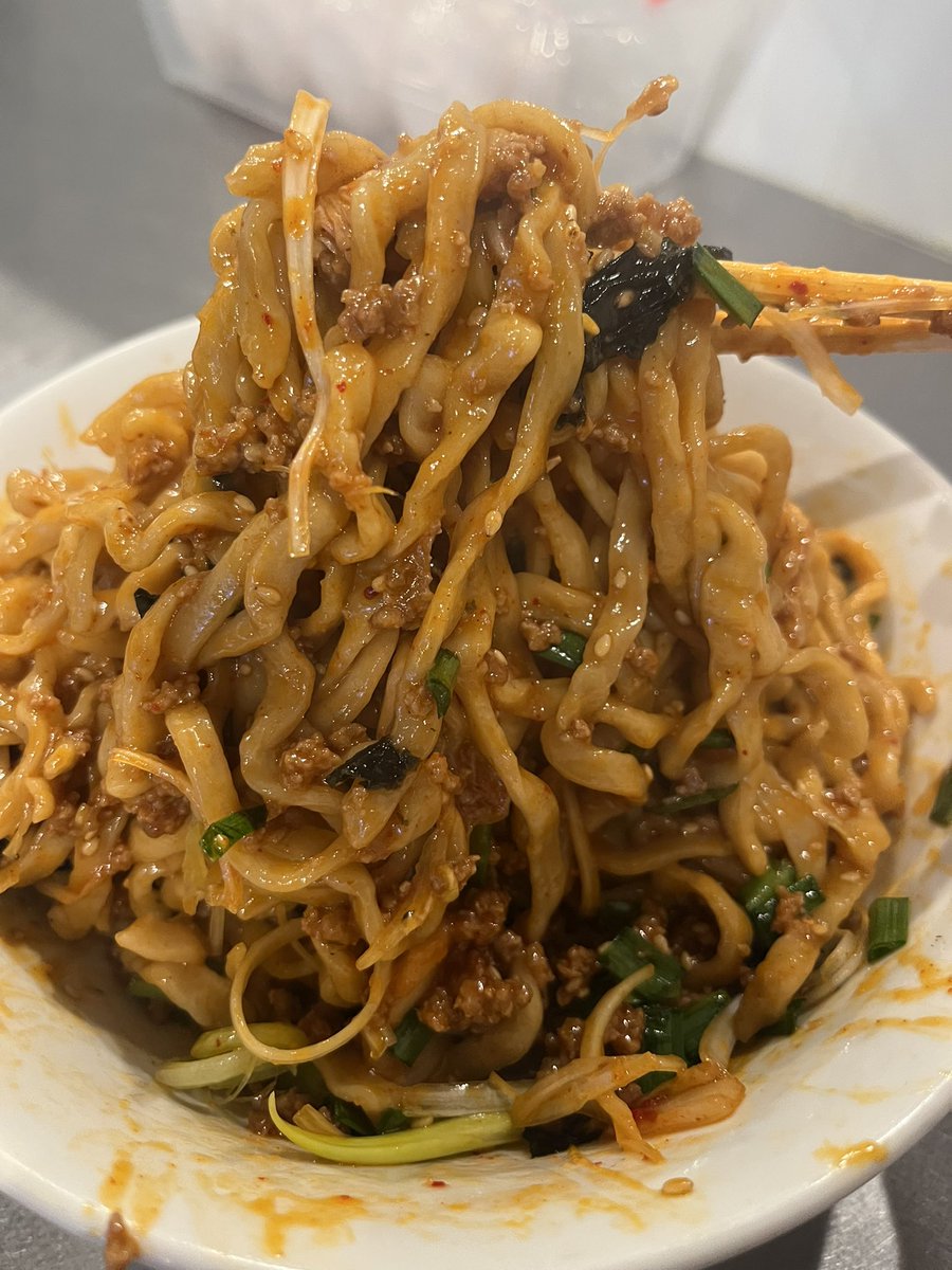 明日10/2(水)

新限定メニュー
「韓国風まぜそば」
やります🇰🇷
※限定メニュー券と限定トッピング券×2枚です！

コチュジャンとニンニクが効いていて、
韓国海苔やキムチなどの具材が絡まってくる韓国風な味付けのまぜそばになります！

大量に仕込む予定ですが、材料切れた場合終了となります🙇🏻‍♂️