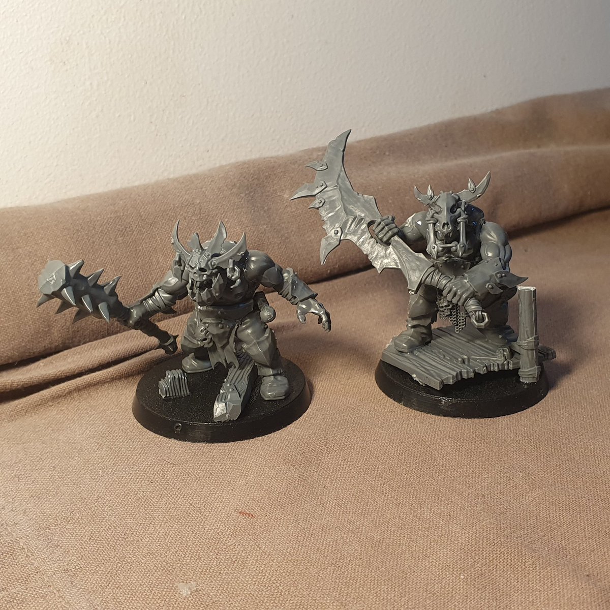 WarbossKurgan's tweet photo. Making a couple more Weirdbrute Wrekkaz for #TheRotmoons from regular Brutes and spare masks from the first unit. I'll make back muscles, fill gaps and give them Elizabethan ruffs with greenstuff. https://t.co/VQDANc9Lm8