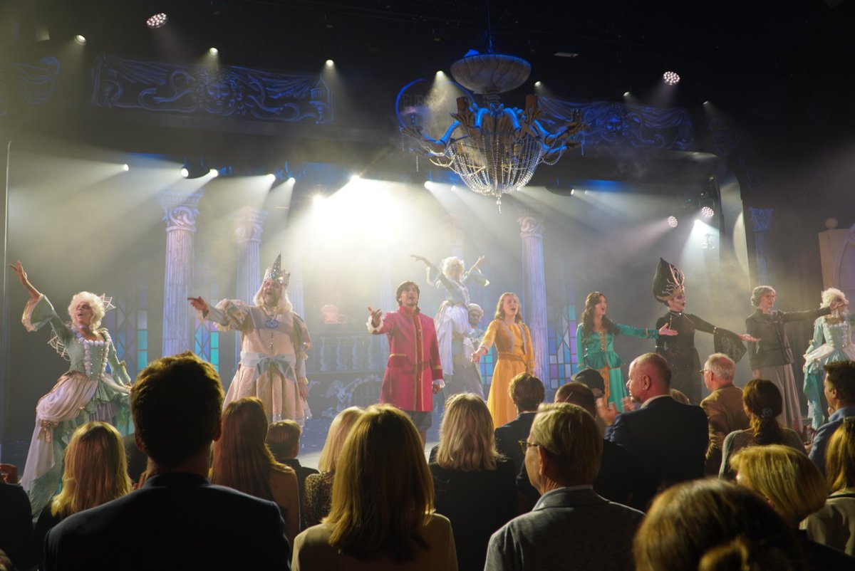 EPF4ever's tweet photo. Spook Me 2 est LE SPECTACLE à ne pas rater cette saison ! Découvrez, 10 ans après, la suite des aventures de Tao et Lilly au Château des Fantômes 🏰👻.
La comédie musicale est jouée plusieurs fois par jour jusqu'au 03.11.24 à #EuropaPark #EPlive https://t.co/8ENWEqDdRh
