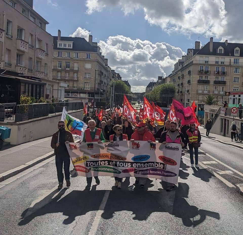 SNESNormandie's tweet photo. ✊🏼📢✊🏿 #Grève1eroctobre à #Caen : 2500 manifestant•es pour cette journée de mobilisation interprofessionnelle, salaires, emploi, pension, budget et services publics au coeur des revendications ! https://t.co/pudBeIwDri