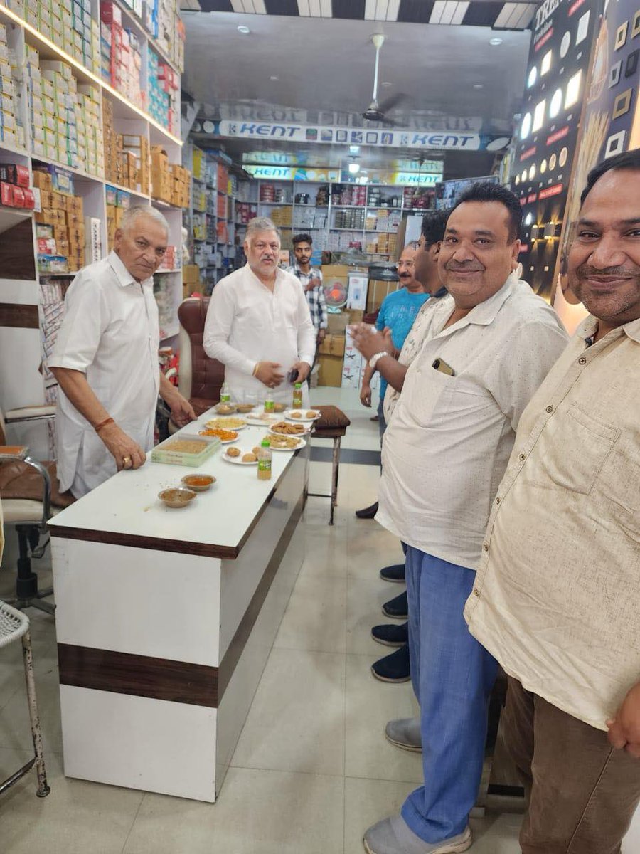 ashokbuwaniwala's tweet image. आज जींद विधानसभा क्षेत्र मे व्यापारी भाईयो के साथ मुलाक़ात कर @INCHaryana प्रत्याशी महाबीर गुप्ता जी के लिए जनसंपर्क कर वोट की अपील की।

साथ में कमल मित्तल, राजकुमार गोयल जी  एवं अन्य गणमान्य साथी उपस्थित रहे।

 #Jind #Haryana  #आ_रही_है_कांग्रेस