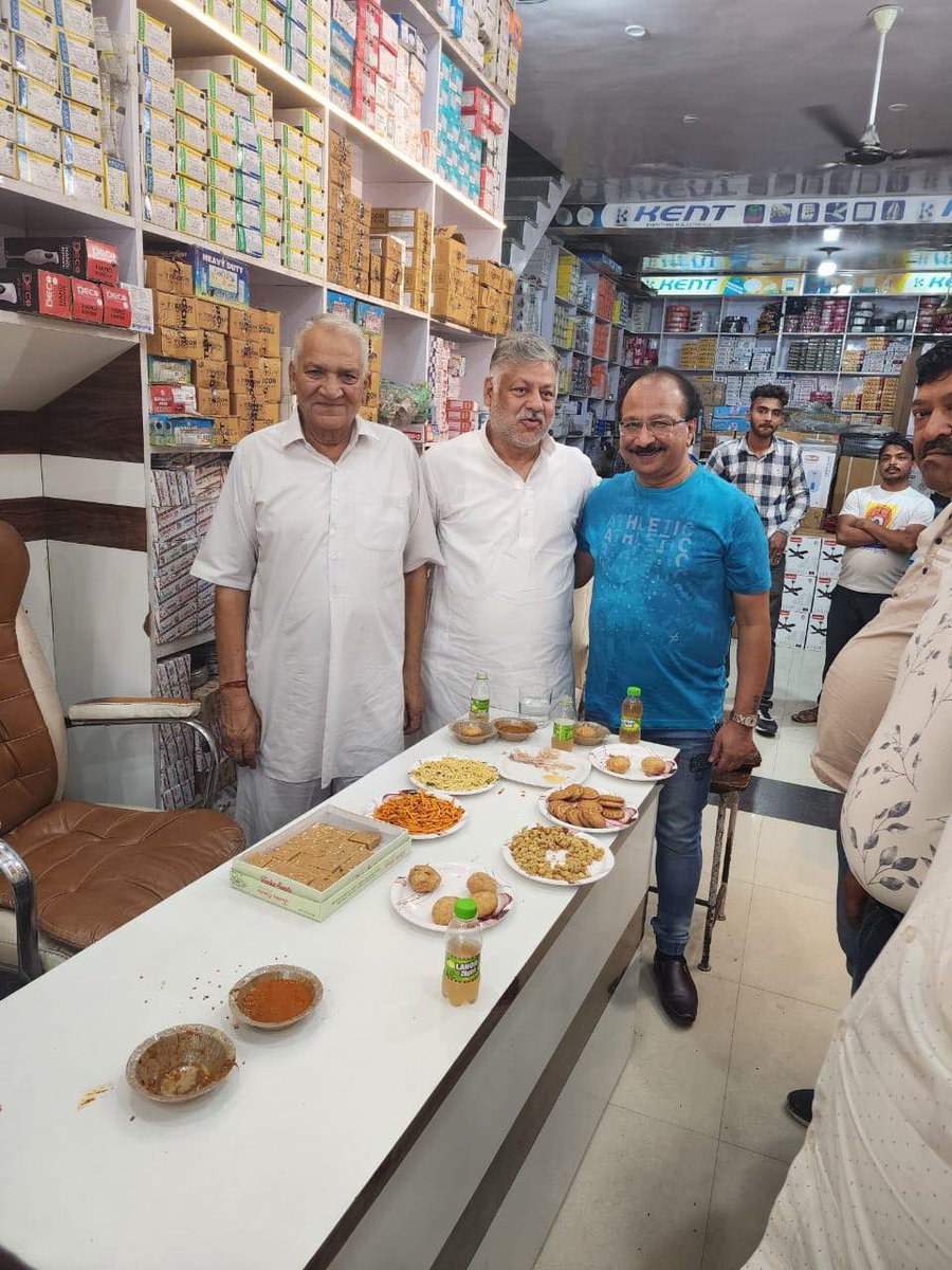 ashokbuwaniwala's tweet image. आज जींद विधानसभा क्षेत्र मे व्यापारी भाईयो के साथ मुलाक़ात कर @INCHaryana प्रत्याशी महाबीर गुप्ता जी के लिए जनसंपर्क कर वोट की अपील की।

साथ में कमल मित्तल, राजकुमार गोयल जी  एवं अन्य गणमान्य साथी उपस्थित रहे।

 #Jind #Haryana  #आ_रही_है_कांग्रेस