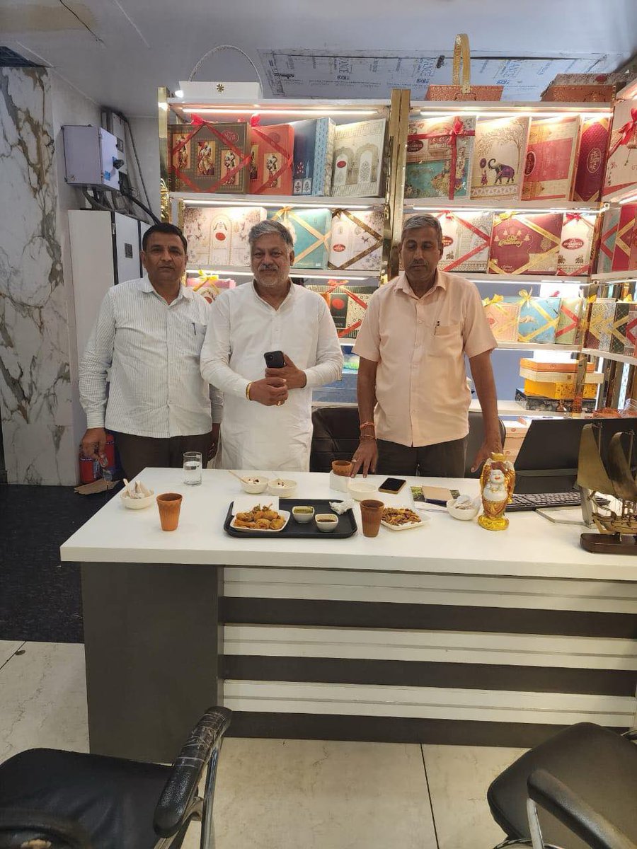 ashokbuwaniwala's tweet image. आज जींद विधानसभा क्षेत्र मे व्यापारी भाईयो के साथ मुलाक़ात कर @INCHaryana प्रत्याशी महाबीर गुप्ता जी के लिए जनसंपर्क कर वोट की अपील की।

साथ में कमल मित्तल, राजकुमार गोयल जी  एवं अन्य गणमान्य साथी उपस्थित रहे।

 #Jind #Haryana  #आ_रही_है_कांग्रेस